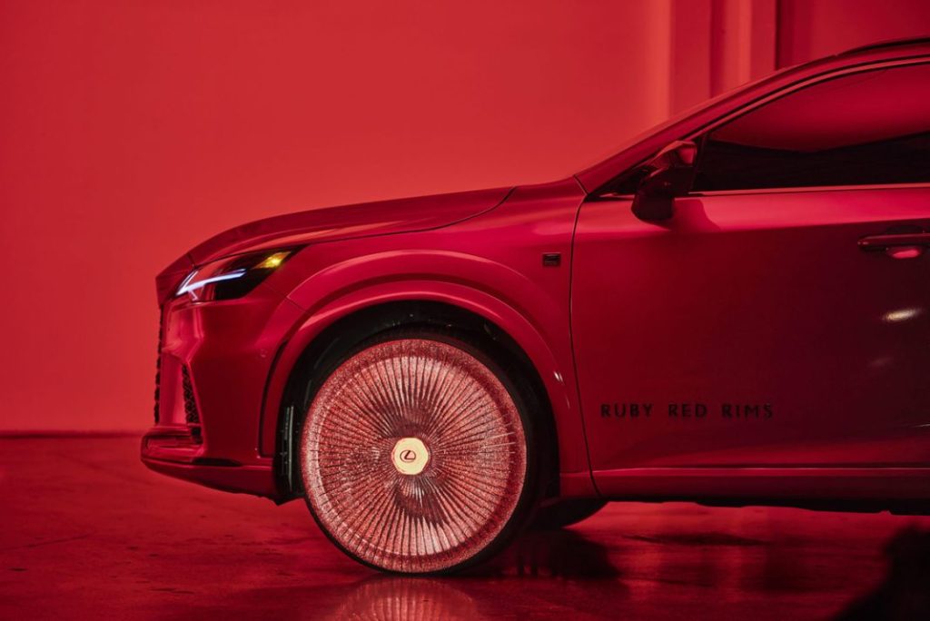 La personalización del Lexus RX incluye unas llantas rojo rubí.