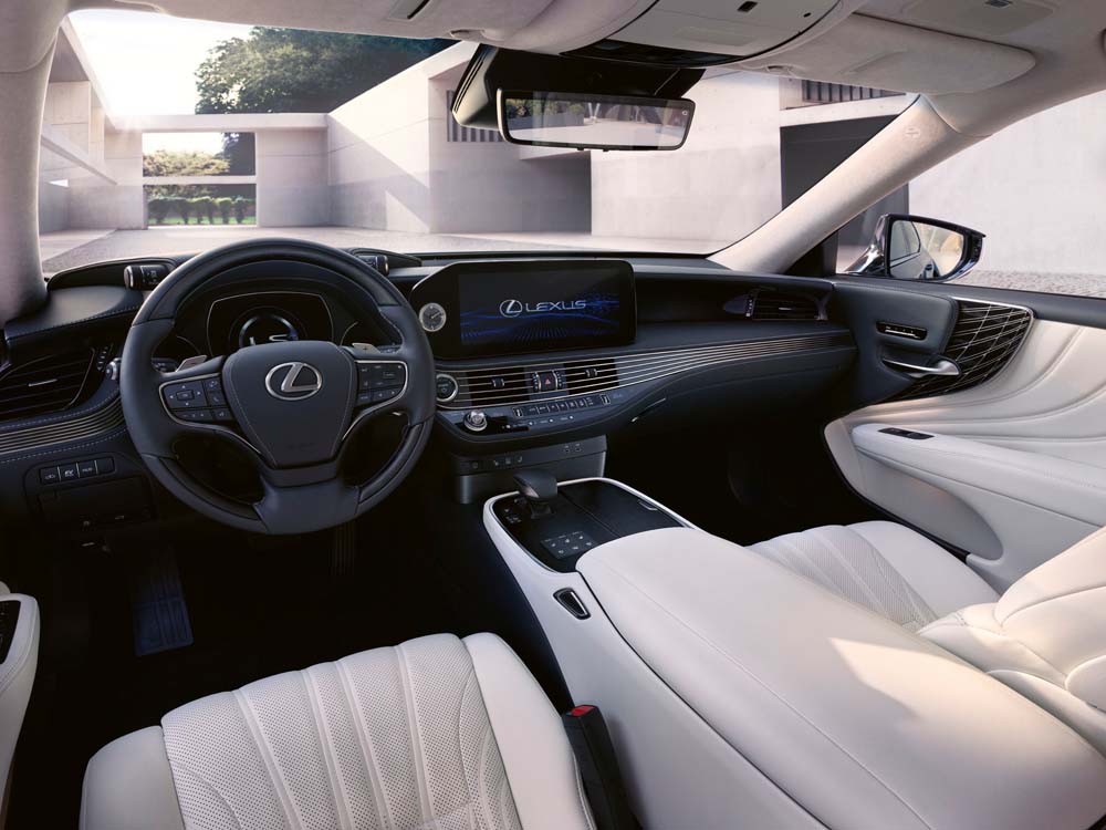 Lexus LS 2023.