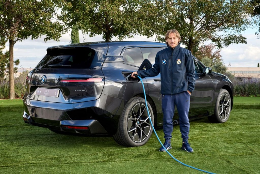 Los nuevos coches del Real Madrid: todos BMW 100% eléctricos 14 Motor16 Modric1BMW Real Madrid Motor16