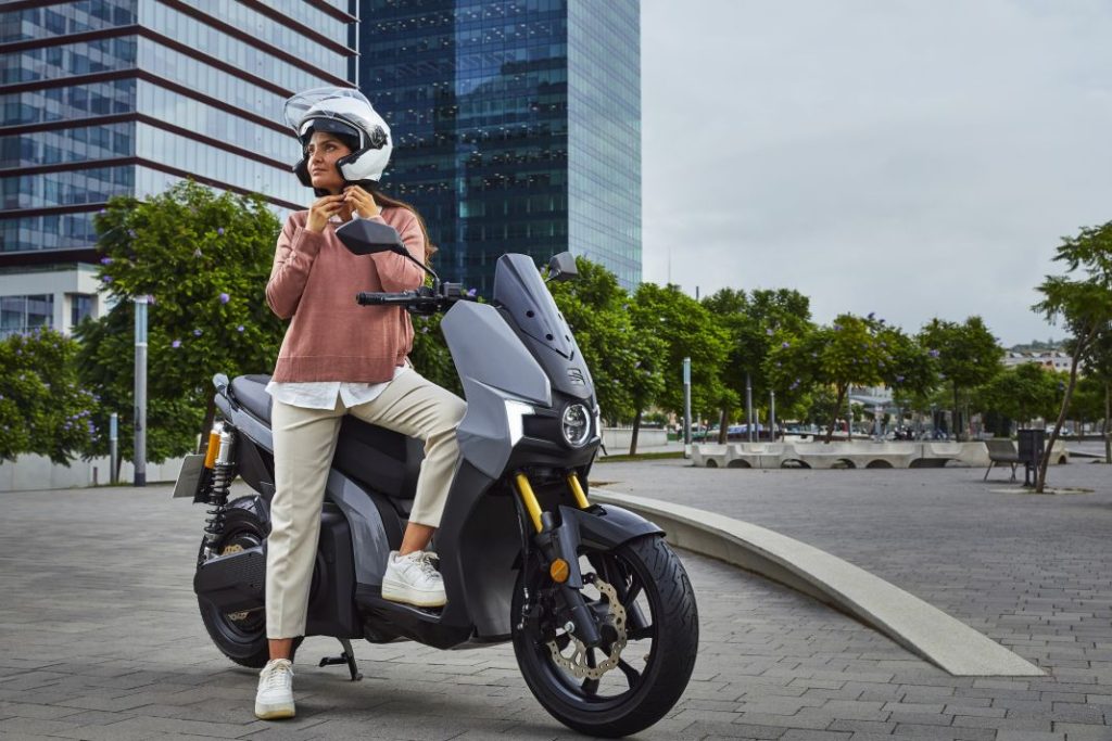 A falta de coches, buenos son scooter: el Seat Mó 50 eléctrico entra en producción en días 1 Motor16 scooter