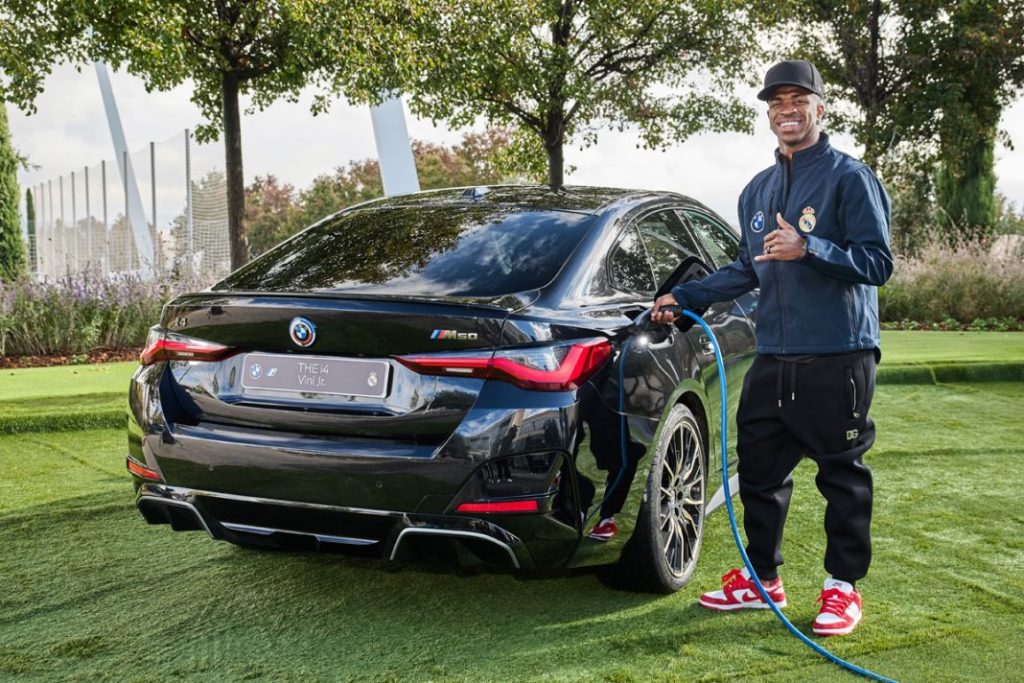 Los nuevos coches del Real Madrid: todos BMW 100% eléctricos 23 Motor16 ViniJRBMW Real Madrid Motor16