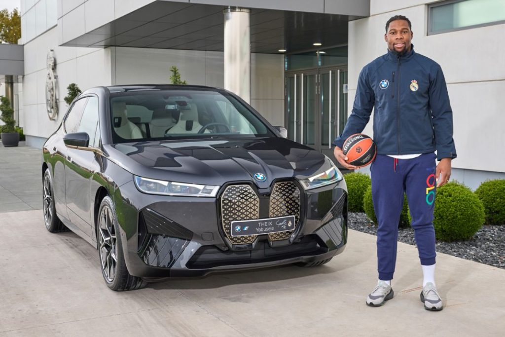 Los nuevos coches del Real Madrid: todos BMW 100% eléctricos 24 Motor16 Yabusele1BMW Real Madrid Motor16