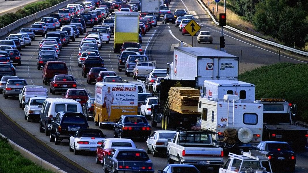 ¿Cuándo puede circular una moto por el arcén sin que le multe la DGT? 26 Motor16 atasco edited Motor16