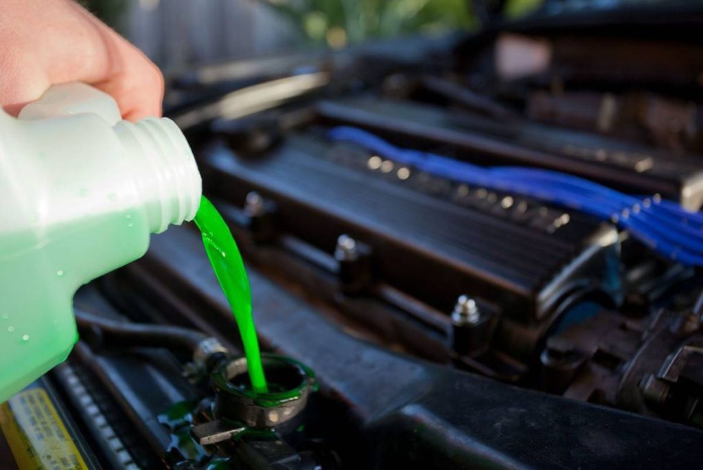 Agua en vez de anticongelante: se puede usar, pero el motor de tu coche podría no pensar lo mismo 4 Motor16 cambio anticongelante Motor16