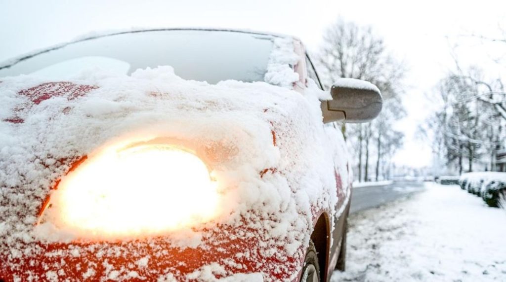 Esto es lo que tienes que hacer si te quedas atrapado en la nieve con tu coche 65 Motor16 coche nieve Motor16