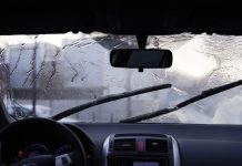 Conducir con lluvia, viento, nieve o niebla: los errores que cometemos al volante