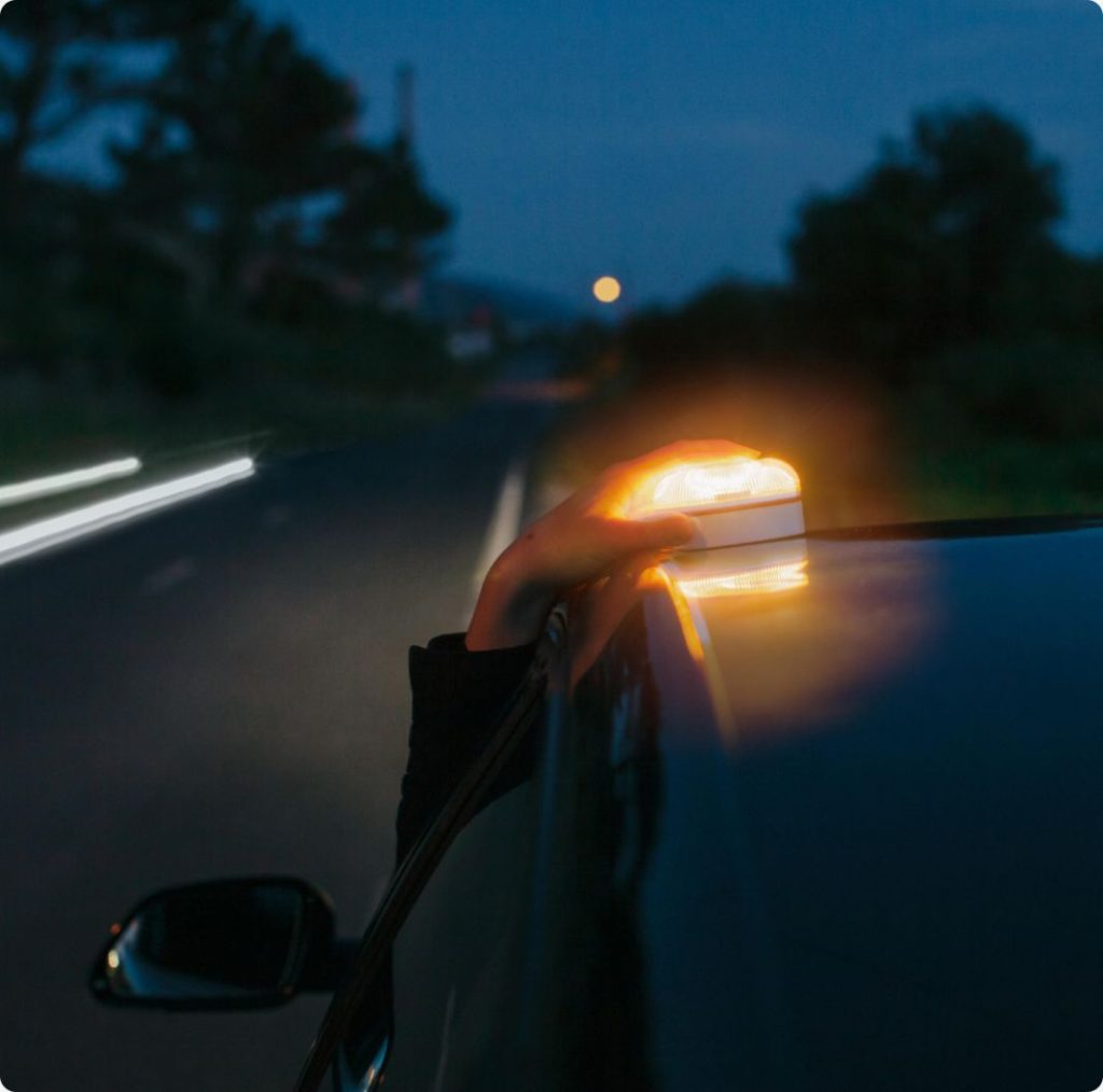 La DGT avisa: por qué no debes comprar todavía la luz de emergencia V16 que sustituye a los triángulos 1 Motor16 funcionalidades help flash 1 Motor16