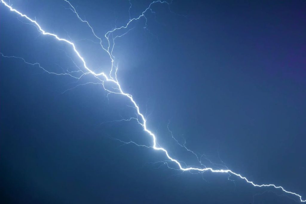 ¿Es peligroso conducir cuando hay una tormenta eléctrica? 87 Motor16 tormenta
