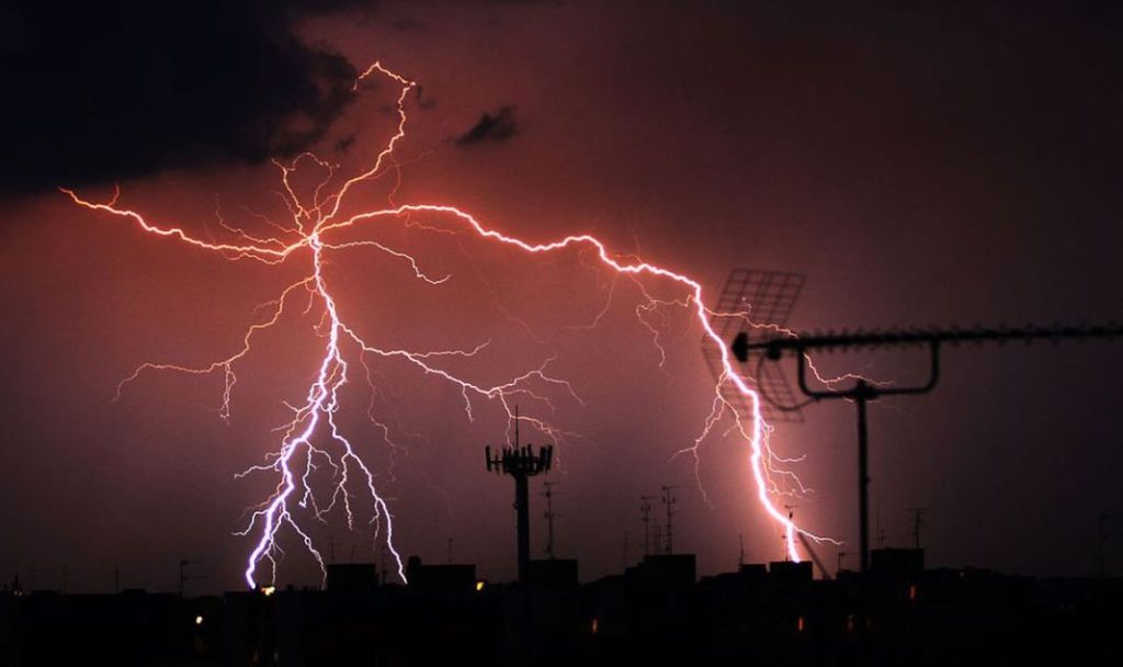 ¿Es peligroso conducir cuando hay una tormenta eléctrica? 85 Motor16 imagen 46 Motor16
