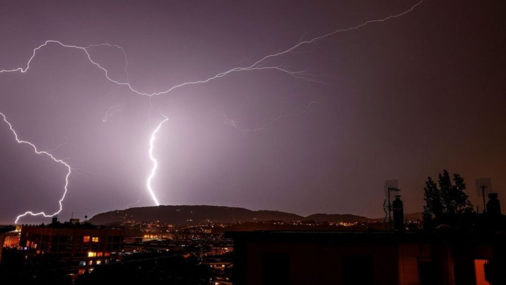 ¿Es peligroso conducir cuando hay una tormenta eléctrica? 86 Motor16 imagen 48 Motor16