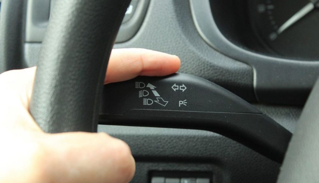 La multa de la DGT por usar mal los cuatro intermitentes 135 Motor16 DGT