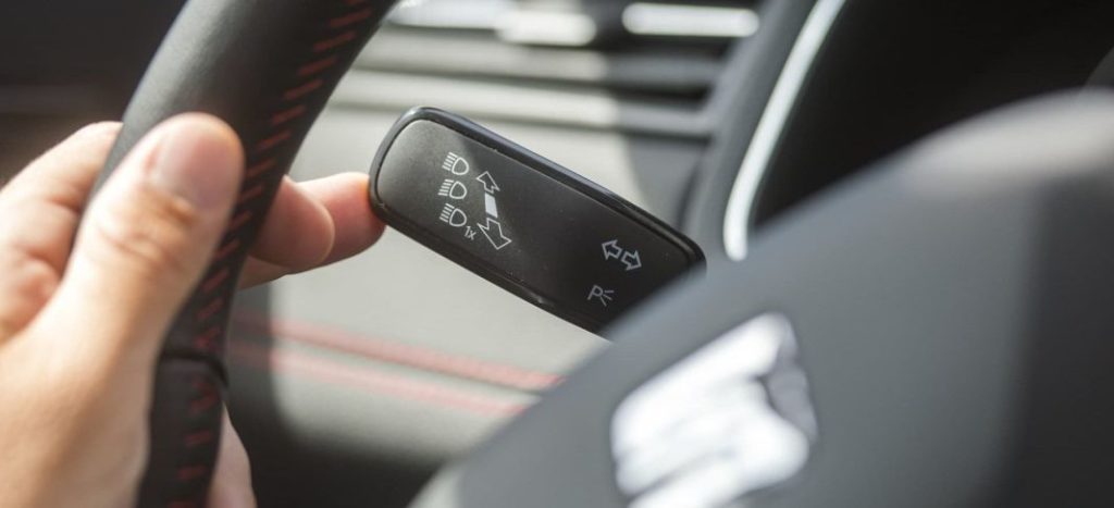 Si quieres evitar un disgusto, atento a las multas más comunes que pone la DGT 3 Motor16 intermitentes