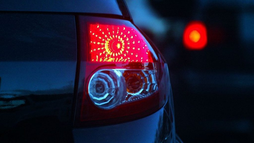 La multa de la DGT por usar mal los cuatro intermitentes 138 Motor16 luces