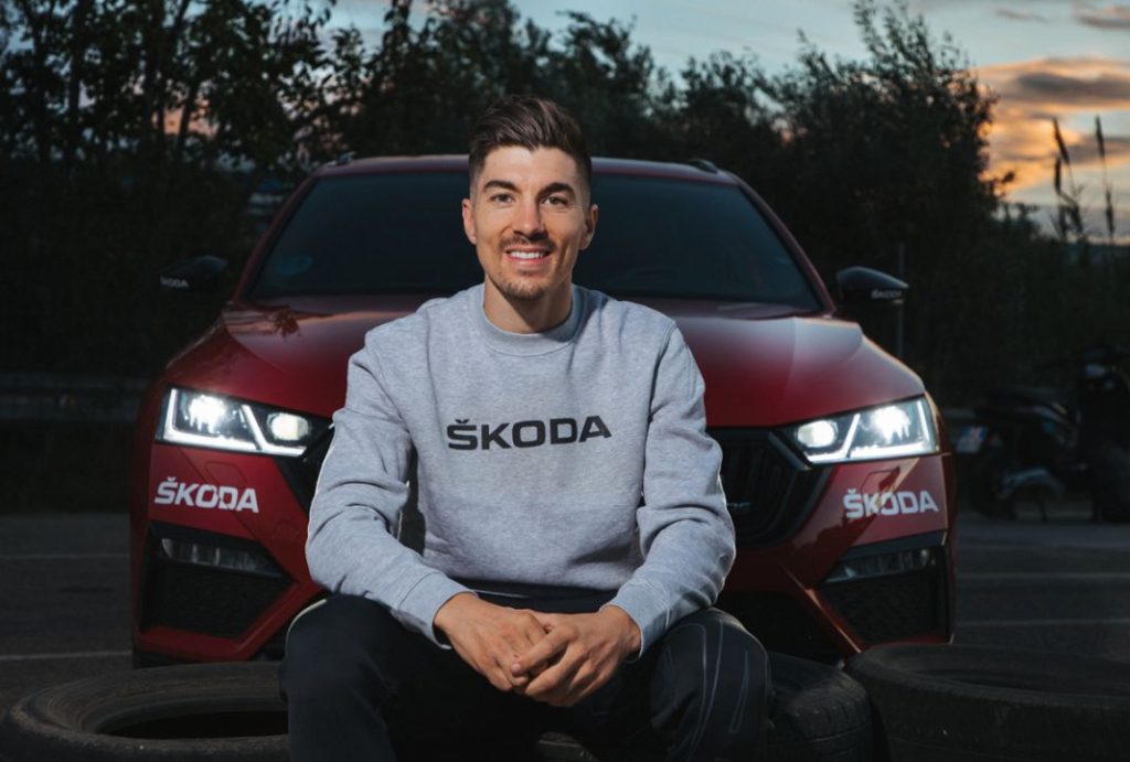 Maverick Viñales estrena coche 2 Motor16 maverick vinales estrena su nuevo skoda octavia combi rs Motor16