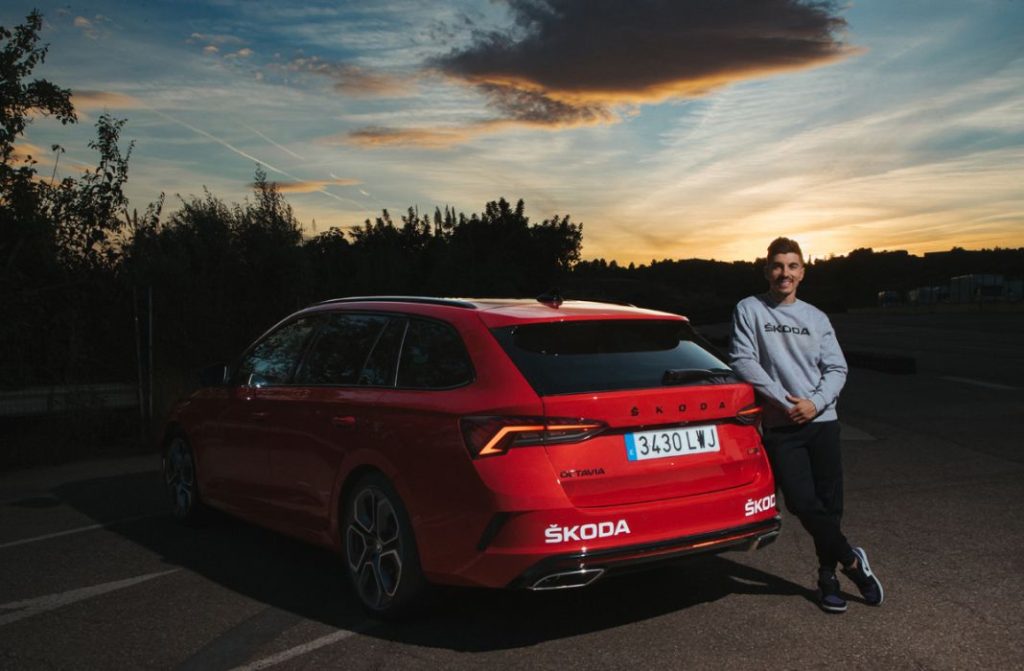 Maverick Viñales estrena coche 1 Motor16 Maverick Viñales ha estrenado un Skoda Octavia Combi RS.