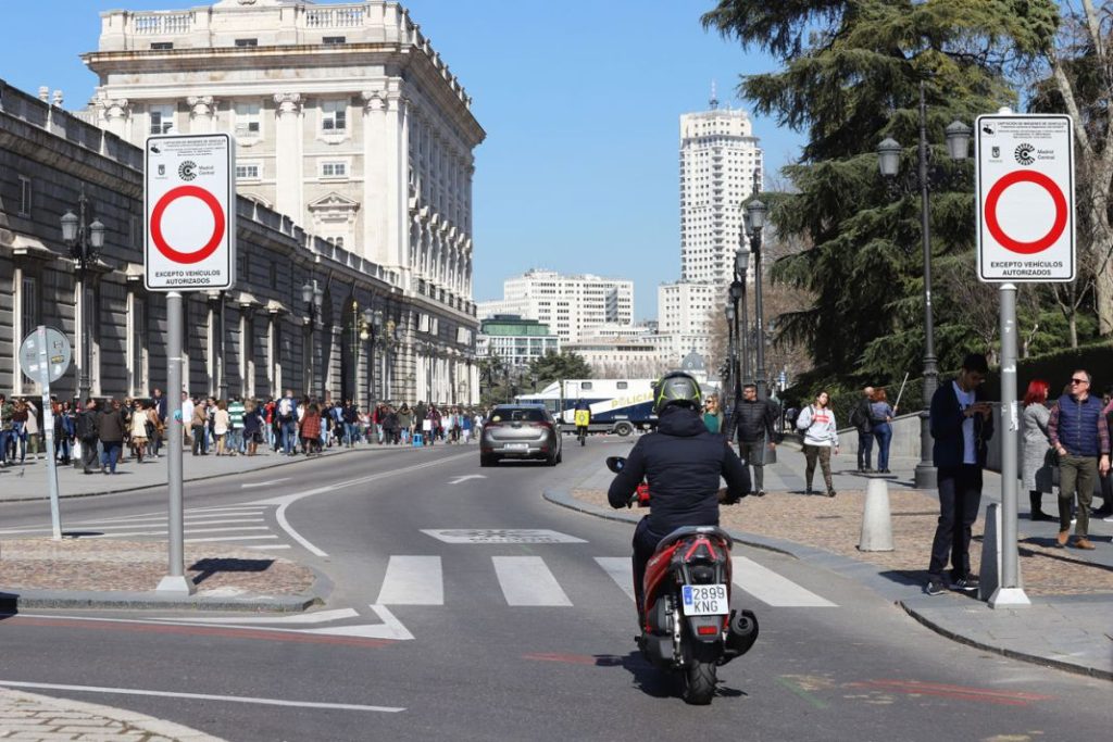 ¿Pueden las motos circular por el carril bus? 9 Motor16 motos
