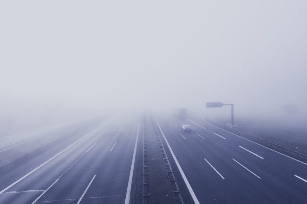 Niebla densa en carretera