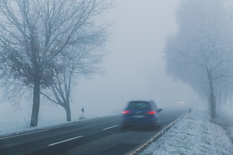 Conducir con niebla: estos son los consejos que da la DGT 62 Motor16 arcén