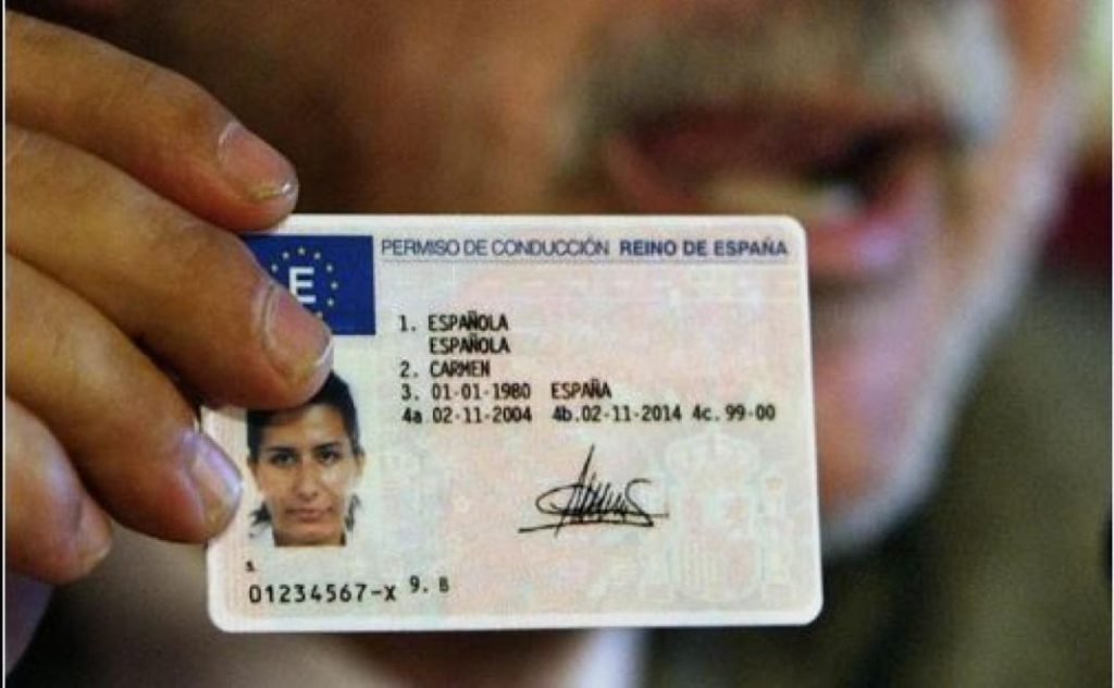 ¿Leyenda urbana? ¿Quitan la multa por no llevar el carnet de conducir? 54 Motor16 obligatorio