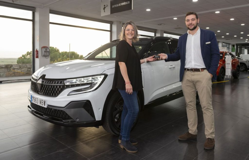 El éxito del Renault Austral: 2.000 clientes ya han reservado el suyo 1 Motor16 Primera entrega del Renault Austral.