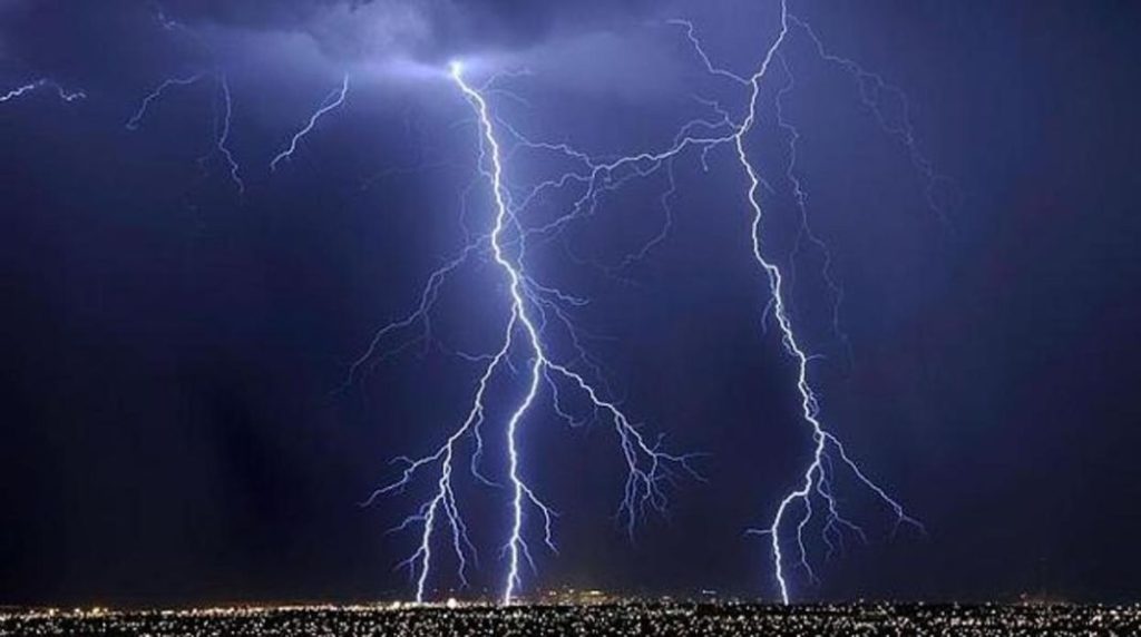 ¿Es peligroso conducir cuando hay una tormenta eléctrica? 88 Motor16 rayosss Motor16