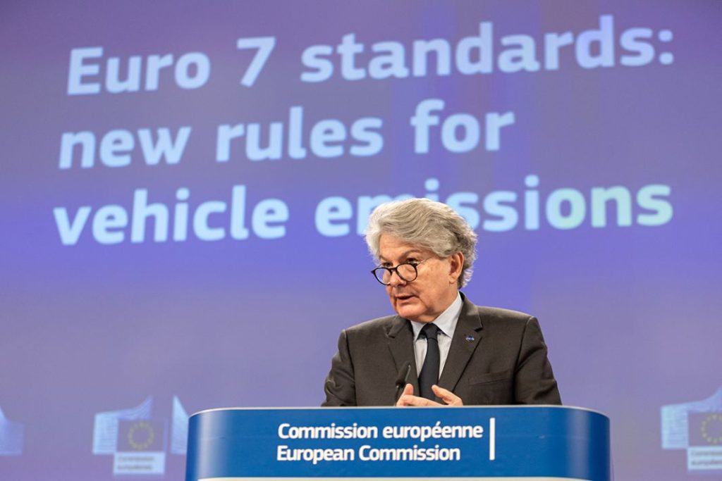Una Euro 7 menos exigente para que las marcas aceleren la electrificación 1 Motor16 El comisario de Indusria, Thierry Breton, presenta la Euro 7.