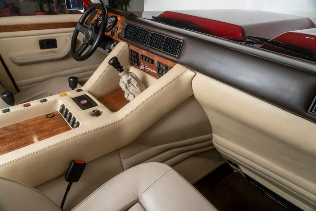 Este inmaculado Lamborghini LM002 busca nuevo hogar 2 Motor16 1991 Lamborghini LM002 RM Sotheby's. Imagen estudio interior.