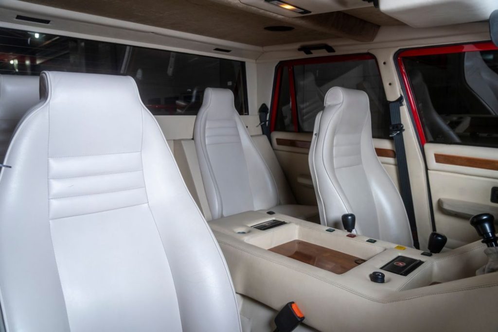 Este inmaculado Lamborghini LM002 busca nuevo hogar 9 Motor16 1986 Lamborghini LM002 7 Motor16