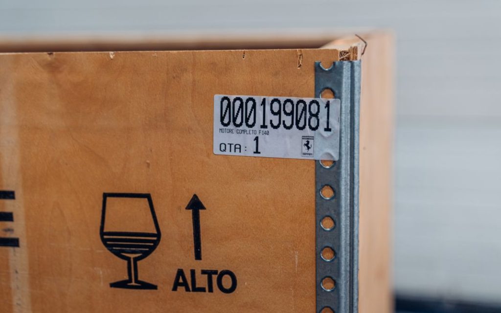 RM Sotheby's saca a subasta el motor de un Ferrari Enzo... en su caja 14 Motor16 2004 Ferrari Enzo motor subasta 13 1 Motor16