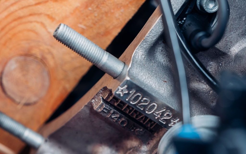 RM Sotheby's saca a subasta el motor de un Ferrari Enzo... en su caja 3 Motor16 2004 Ferrari Enzo motor subasta 2 Motor16