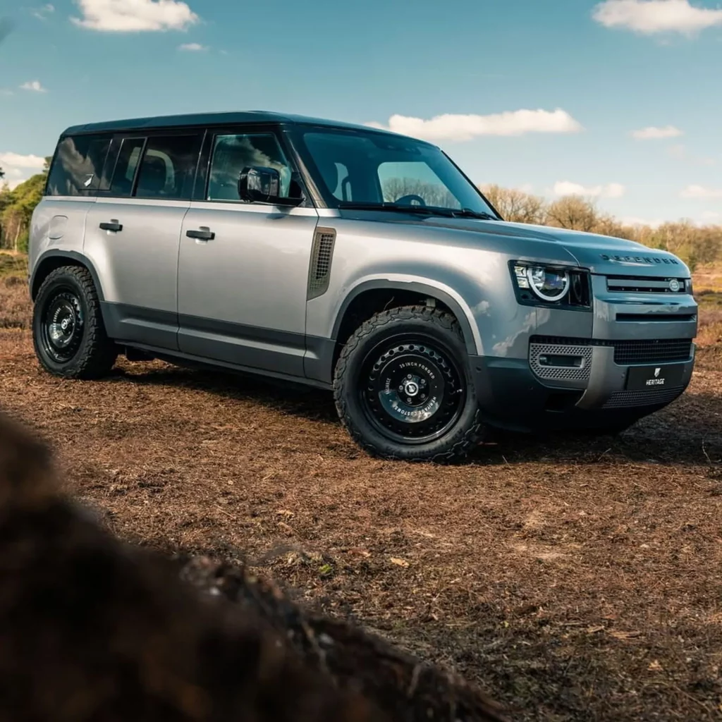 Aire retro para tu Land Rover Defender gracias a Heritage Customs y sus llantas 3 Motor16 2022 Land Rover Defender Heritage Customs llantas 1 Motor16