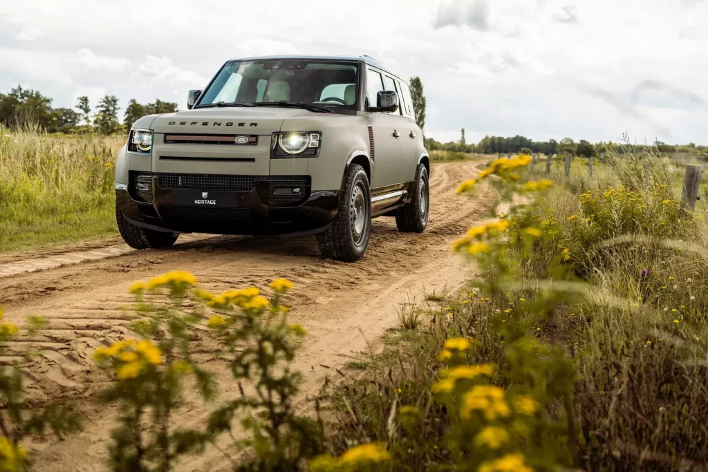 Aire retro para tu Land Rover Defender gracias a Heritage Customs y sus llantas 12 Motor16 2022 Land Rover Defender Heritage Customs llantas 10 Motor16
