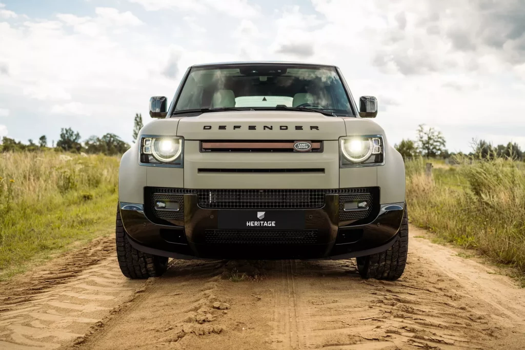 Aire retro para tu Land Rover Defender gracias a Heritage Customs y sus llantas 13 Motor16 2022 Land Rover Defender Heritage Customs llantas 11 Motor16