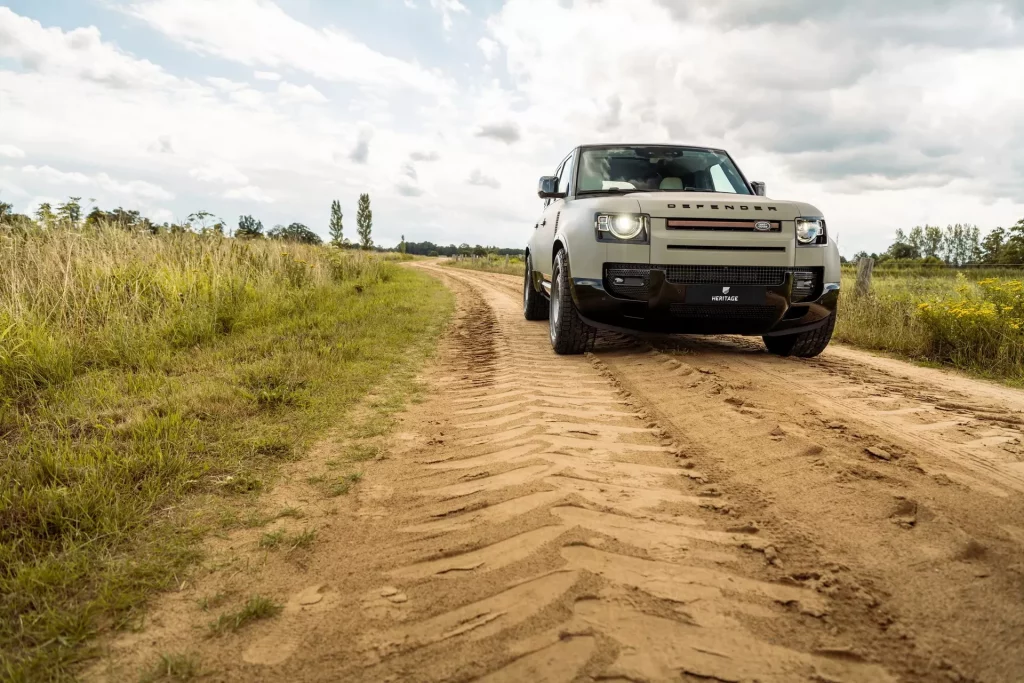 Aire retro para tu Land Rover Defender gracias a Heritage Customs y sus llantas 14 Motor16 2022 Land Rover Defender Heritage Customs llantas 12 Motor16