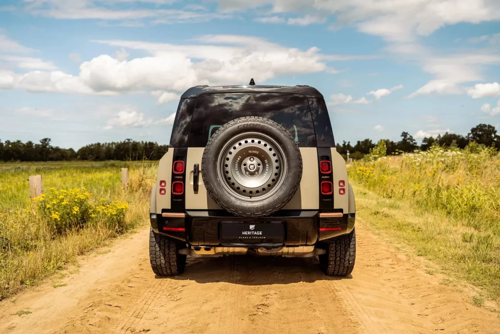 Aire retro para tu Land Rover Defender gracias a Heritage Customs y sus llantas 15 Motor16 2022 Land Rover Defender Heritage Customs llantas 13 Motor16