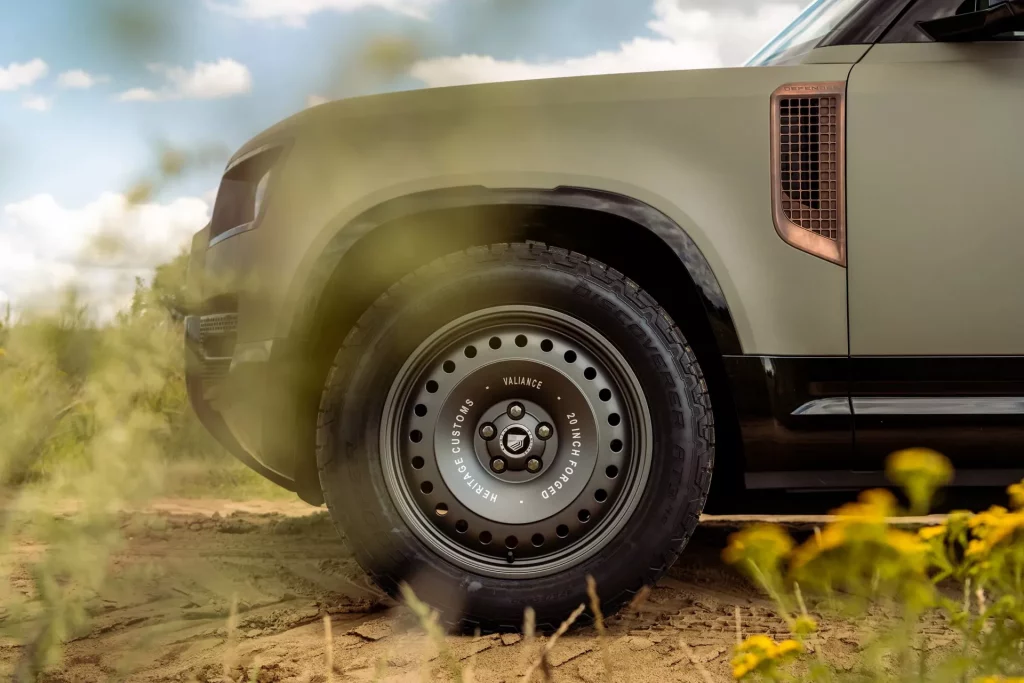 Aire retro para tu Land Rover Defender gracias a Heritage Customs y sus llantas 19 Motor16 2022 Land Rover Defender Heritage Customs llantas 17 Motor16