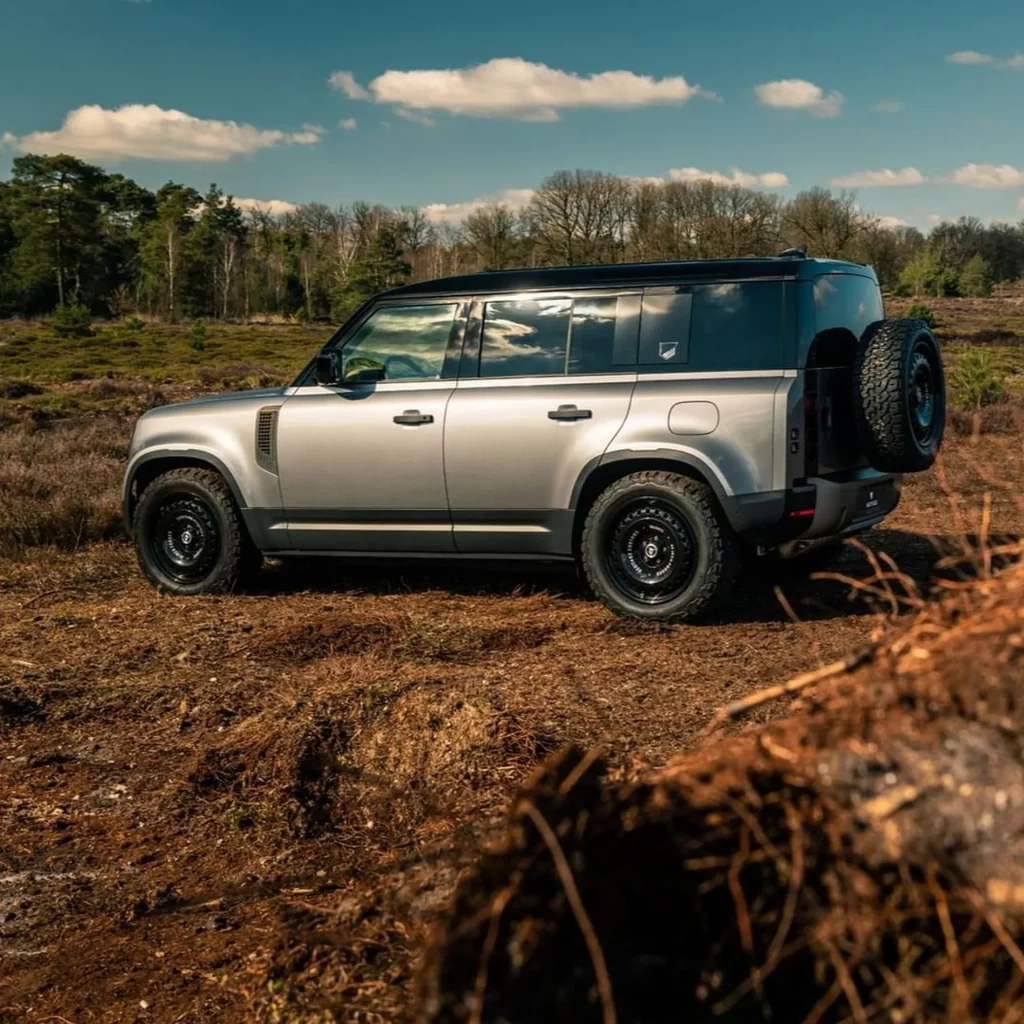 Aire retro para tu Land Rover Defender gracias a Heritage Customs y sus llantas 4 Motor16 2022 Land Rover Defender Heritage Customs llantas 2 Motor16