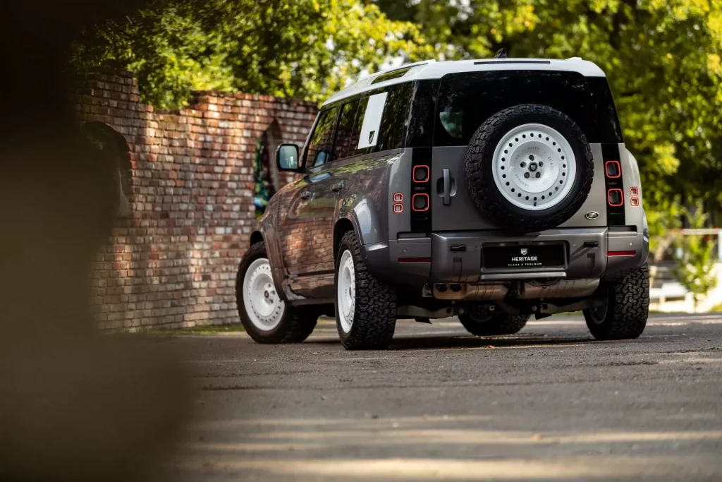 Aire retro para tu Land Rover Defender gracias a Heritage Customs y sus llantas 23 Motor16 2022 Land Rover Defender Heritage Customs llantas 21 Motor16