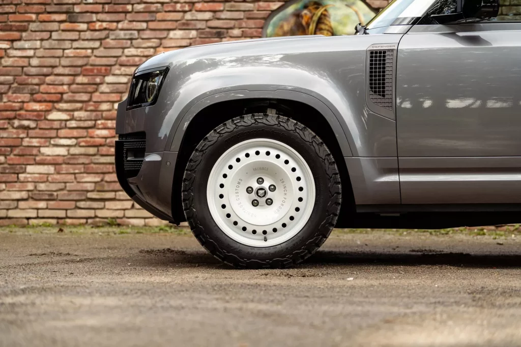 Aire retro para tu Land Rover Defender gracias a Heritage Customs y sus llantas 29 Motor16 2022 Land Rover Defender Heritage Customs llantas 27 Motor16