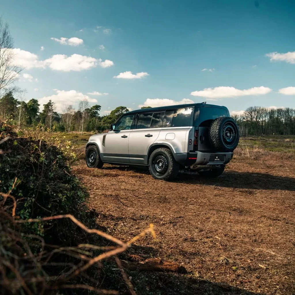 Aire retro para tu Land Rover Defender gracias a Heritage Customs y sus llantas 5 Motor16 2022 Land Rover Defender Heritage Customs llantas 3 Motor16