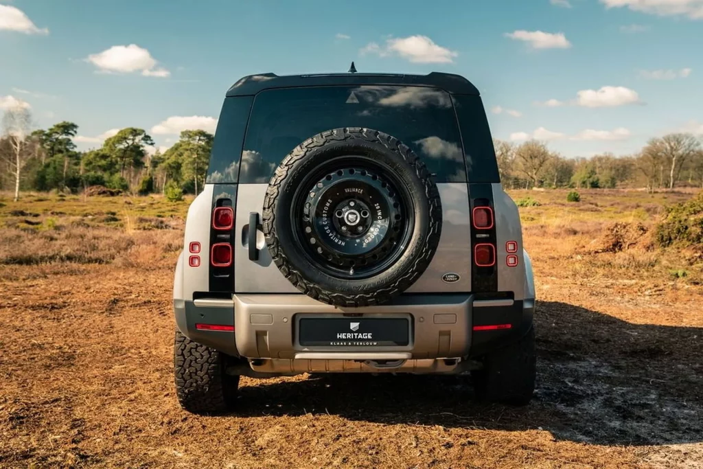 Aire retro para tu Land Rover Defender gracias a Heritage Customs y sus llantas 6 Motor16 2022 Land Rover Defender Heritage Customs llantas 4 Motor16