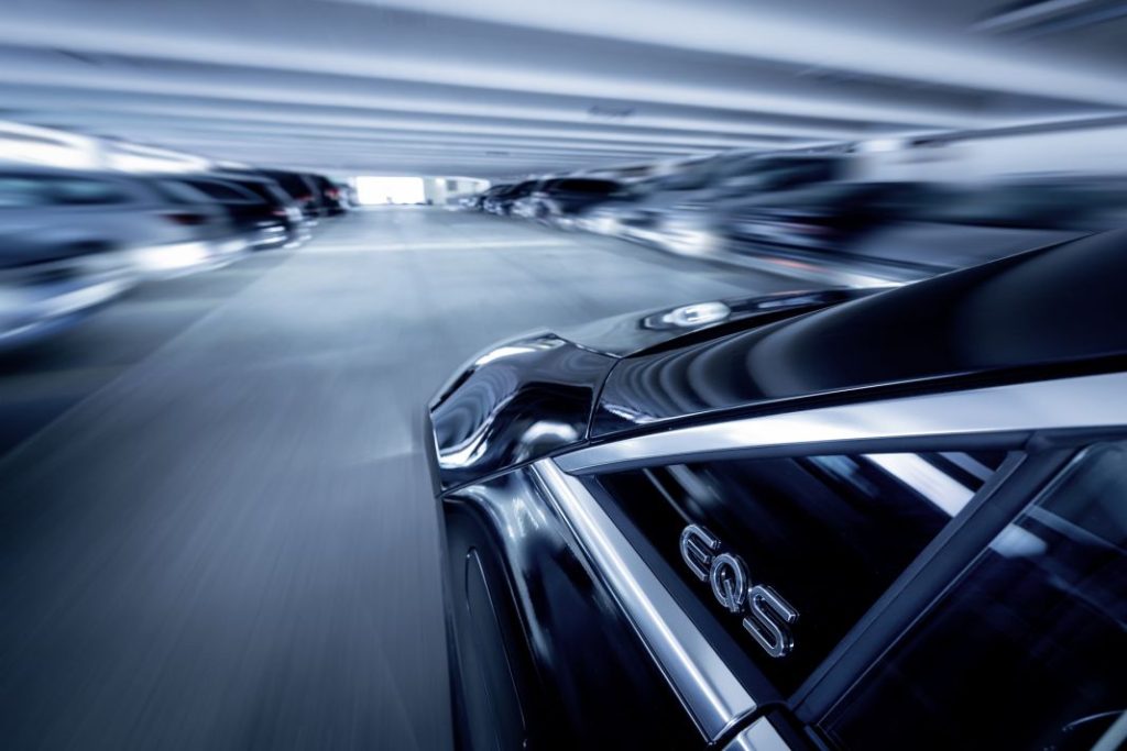 2022 Mercedes EQS automated parking 1 Motor16