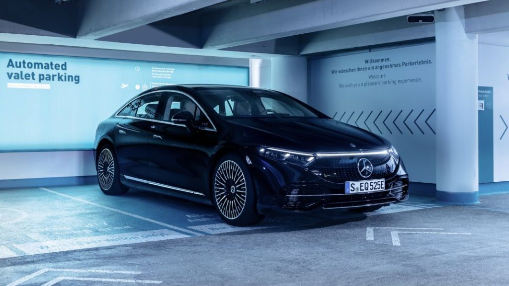 2022 Mercedes EQS automated parking 4 1 Motor16