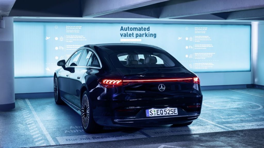 Mercedes-Benz EQS Parking automático Nivel 4. Imagen estática trasera.