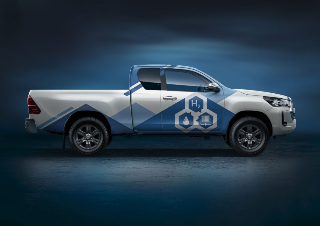 Este Toyota Hilux esconde una mecánica de hidrógeno 1 Motor16 Toyota Hilux H2 prototipo. Imagen estudio lateral.