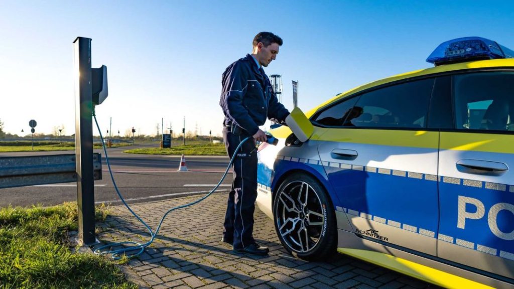 BMW i4 M50: tuneado por AC Schnitzer para la policía alemana 32 Motor16 2022 bmw i4 ac schnitzer tune it safe 16 Motor16