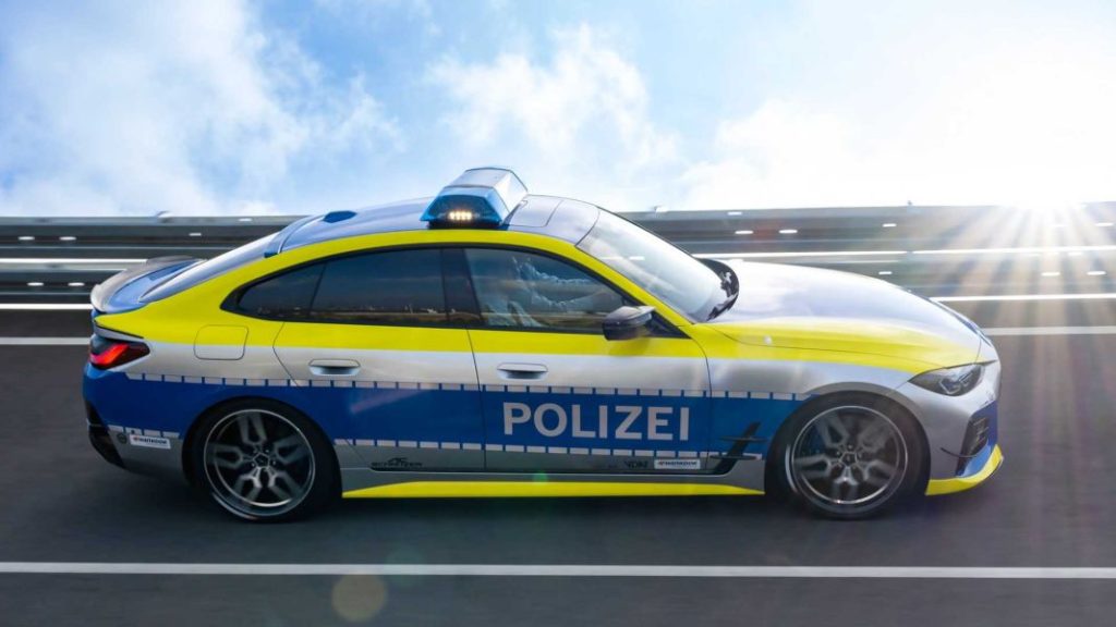 BMW i4 M50 Policía alemana. Imagen movimiento barrido.
