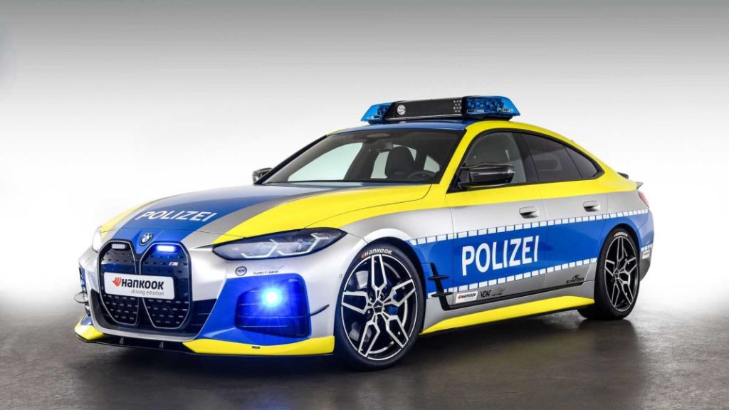 BMW i4 M50 Policía alemana. Imagen estudio frontal.
