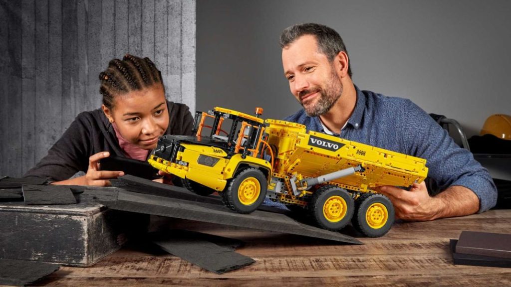 Lego Technic se anima con las cargas pesadas y con este Volvo 6x6 5 Motor16 2022 lego technic 6x6 volvo hauler 3 Motor16