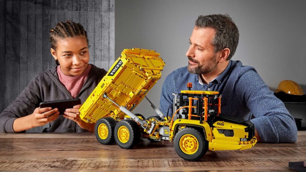 Lego Technic se anima con las cargas pesadas y con este Volvo 6x6 11 Motor16 2022 lego technic 6x6 volvo hauler 9 1 Motor16